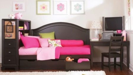 Hogyan válasszunk ki egy kanapét a lánynak a hálószobában?