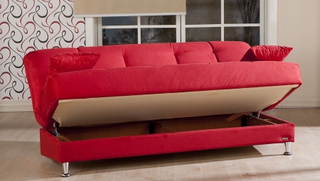 Com triar un sofà llit amb una caixa per a la roba?