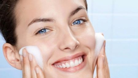 Cosmética de limpieza facial: tipos, reglas de aplicación y selección.