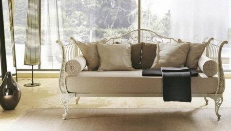 Taotut sohvat: lajikkeet ja esimerkit sisätiloissa