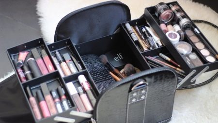 Satz Make-up-Kosmetik in einem Koffer