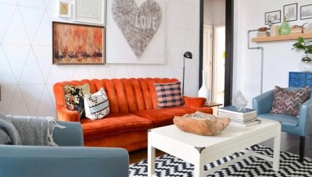 Narančaste sofe u unutrašnjosti