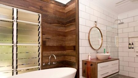 Ein Badezimmer mit Holz fertigstellen: Regeln und Optionen