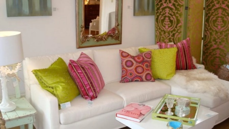 Almofadas para um sofá: tipos, tamanhos e opções de layout