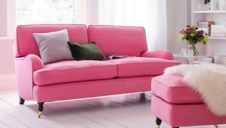 Rozā dīvāni interjerā