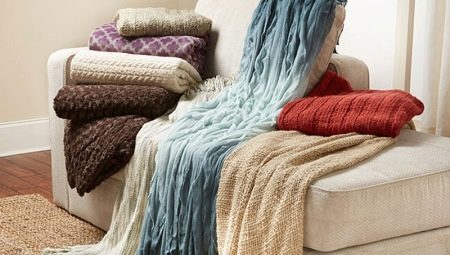 Pasirinkite antklodę ant sofos