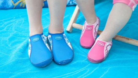 Παιδικά παπούτσια για την πισίνα: χαρακτηριστικά, ποικιλίες, λεπτές επιλογές