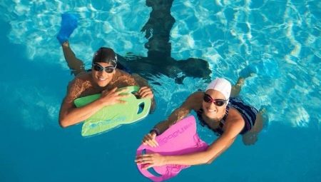 Bord om in het zwembad te zwemmen: modellen, regels voor selectie en bediening