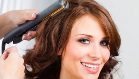 Hvordan man stryger krøller på hår i mellemlang længde?