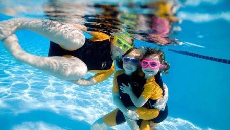 اختيار بدلة سباحة للأطفال للسباحة في المسبح