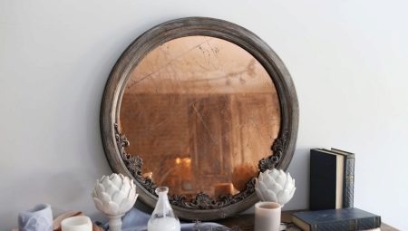 Features mirrors with carved frames