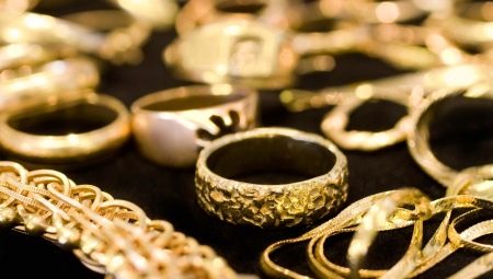 Quali sono alcuni campioni d'oro per i gioielli e come determinarli?