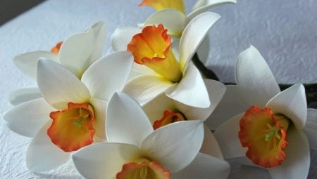 Bagaimana cara membuat daffodil dari foamiran?