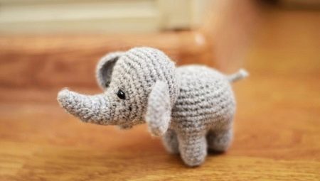 Nós fazemos crochê um elefante amigurumi