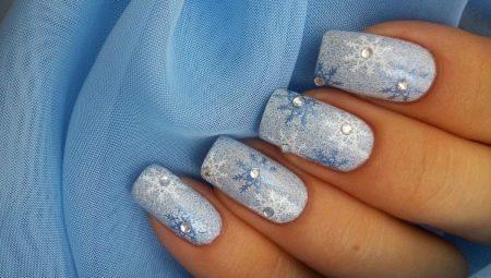 Manicure invernale con fiocchi di neve sulle unghie