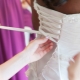 كيفية ربط مشد على فستان الزفاف؟