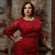 Punainen mekko ylipainoisille naisille