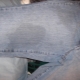 Como remover uma mancha gordurosa no jeans?