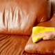 Как да избършете дръжката от кожен диван?