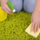 Как да почистите килим у дома със сода и оцет?
