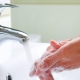 Как да измиете монтажната пяна от ръцете си?