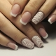 Vit jacka med mönster på naglar: originella idéer och relevans