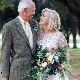 Nên tặng gì trong 39 năm kể từ ngày cưới?