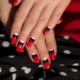 Raudonai juodas manikiūras - ryškumo ir elegancijos įkūnijimas