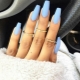 Matowy niebieski manicure - elegancja i prostota