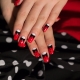 Ideias incomuns de manicure em uma combinação de tons de branco, vermelho e preto