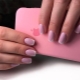 Ροζ μπουφάν στα νύχια: ευελιξία και πολυπλοκότητα