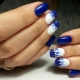 Elegante manicura azul y blanca