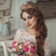 Bruiloftskapsels met een kroon: hoe vakkundig kiezen en dragen?