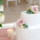 Bolos de casamento com flores frescas: características e opções possíveis