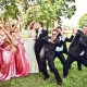 Bạn bè nhảy trong một đám cưới - một món quà ban đầu cho các cặp vợ chồng mới cưới