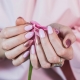 As sutilezas de escolher uma manicure para um vestido rosa