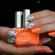 Ideas brillantes e inusuales para combinar blanco con tonos naranjas en una manicura