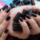 Esmalte de gel negro: combinaciones con otros tonos y aplicación en manicura.