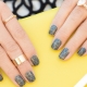 Diseño de uñas con esmalte de gel gris.