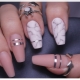 Unghie a forma di bara: una nuova controversa tendenza nella manicure