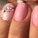 Funktioner i rosa manikyr för korta naglar