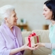 Što pokloniti baki 70 godina?