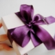 Làm thế nào để buộc một dải ruy băng trên một món quà?