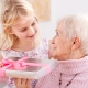 ما نوع الهدية التي يمكن أن تعطيها جدتك بيديك في عيد ميلادك؟