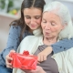 Pokloni za baku od 80 godina: najbolje ideje i preporuke za odabir