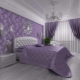 Camera da letto di interior design nei colori lilla