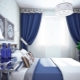 Použitie modrej a modrej záclony v interiéri spálne