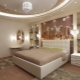 Asma tavanlı yatak odaları için özellikler ve aydınlatma seçenekleri