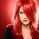 Zářivě červená barva vlasů: kdo to je a jak to získat?