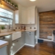 Virtuvės spalvos su mediniu stalviršiu